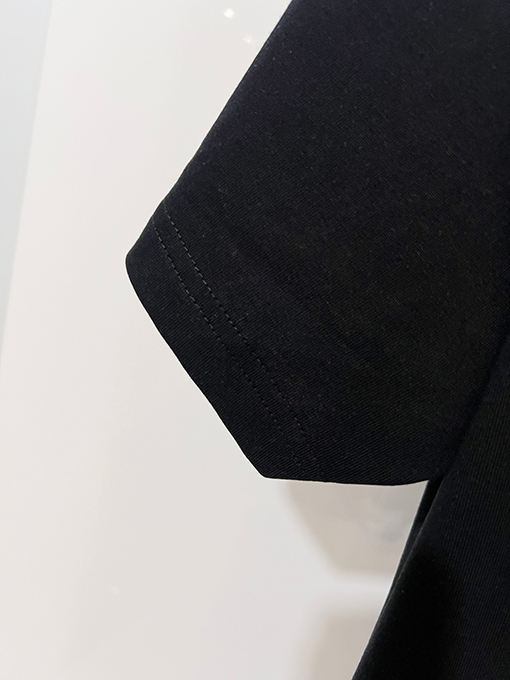 バーバリーブランドコピー 胸元にカラーブロックの軍馬刺繍のマザーロゴが入った半袖Tシャツ