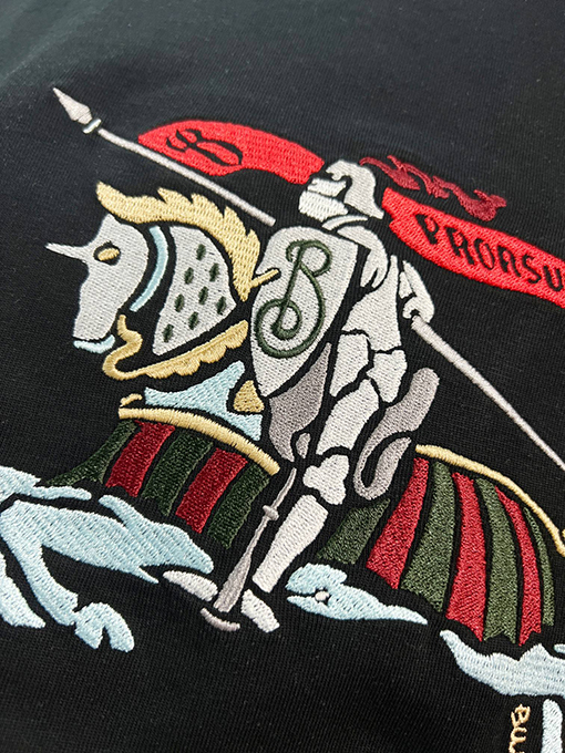 バーバリーブランドコピー 胸元にカラーブロックの軍馬刺繍のマザーロゴが入った半袖Tシャツ