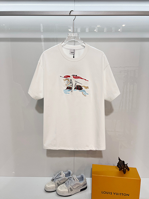 バーバリーブランドコピー 胸元にカラーブロックの軍馬刺繍のマザーロゴが入った半袖Tシャツ