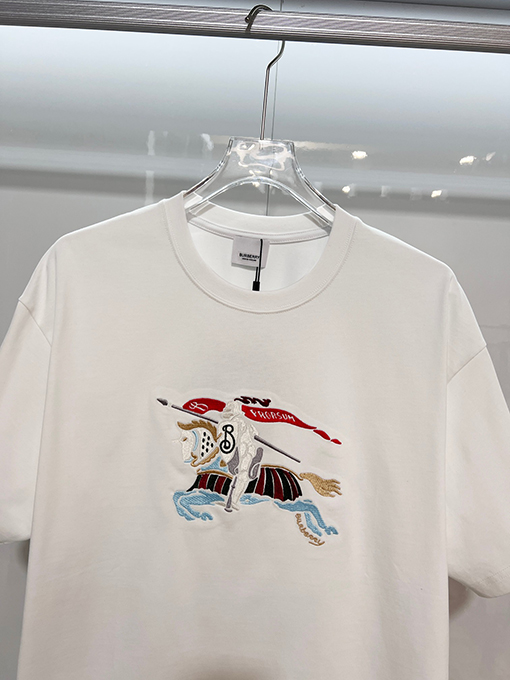 バーバリーブランドコピー 胸元にカラーブロックの軍馬刺繍のマザーロゴが入った半袖Tシャツ