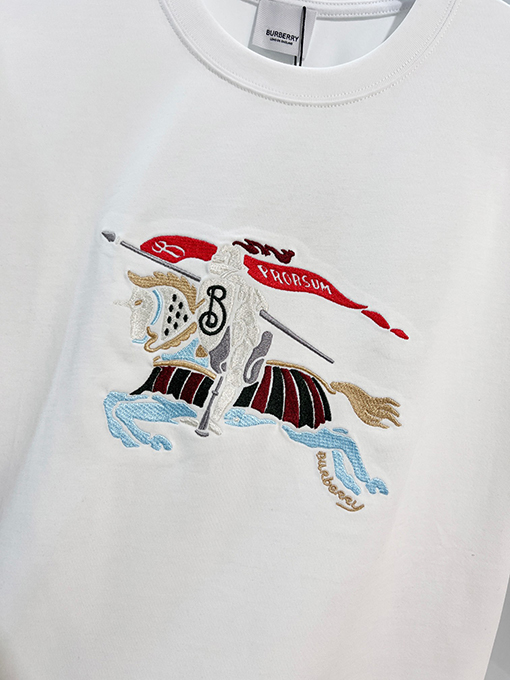 バーバリーブランドコピー 胸元にカラーブロックの軍馬刺繍のマザーロゴが入った半袖Tシャツ