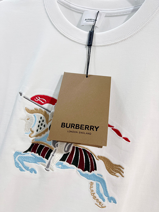 バーバリーブランドコピー 胸元にカラーブロックの軍馬刺繍のマザーロゴが入った半袖Tシャツ