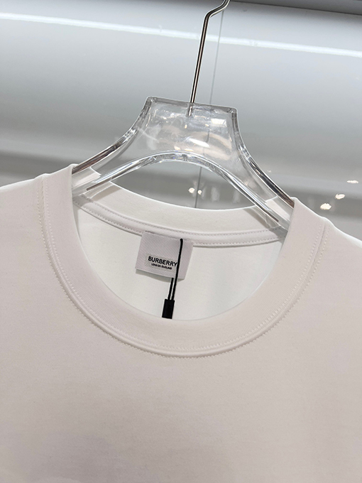 バーバリーブランドコピー 胸元にカラーブロックの軍馬刺繍のマザーロゴが入った半袖Tシャツ