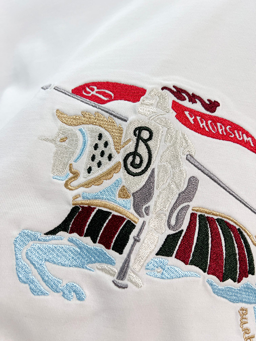 バーバリーブランドコピー 胸元にカラーブロックの軍馬刺繍のマザーロゴが入った半袖Tシャツ