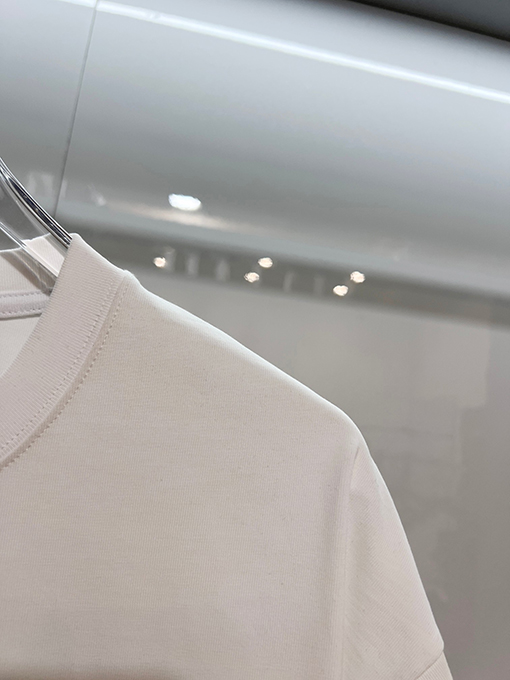 バーバリーブランドコピー 胸元にカラーブロックの軍馬刺繍のマザーロゴが入った半袖Tシャツ