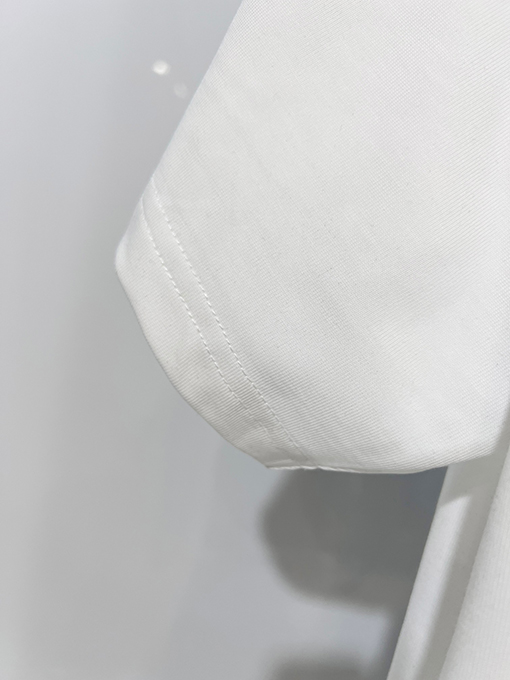 バーバリーブランドコピー 胸元にカラーブロックの軍馬刺繍のマザーロゴが入った半袖Tシャツ