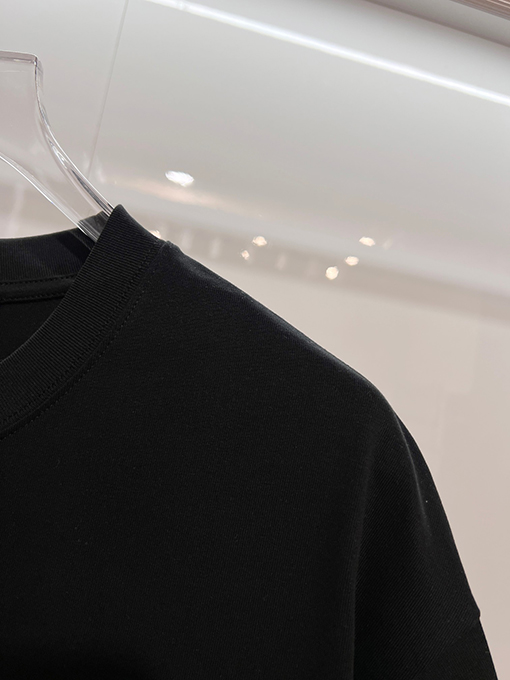 ルイヴィトン フロントとバックにモノグラム柄をあしらった刺繍ロゴレタリング半袖Tシャツ