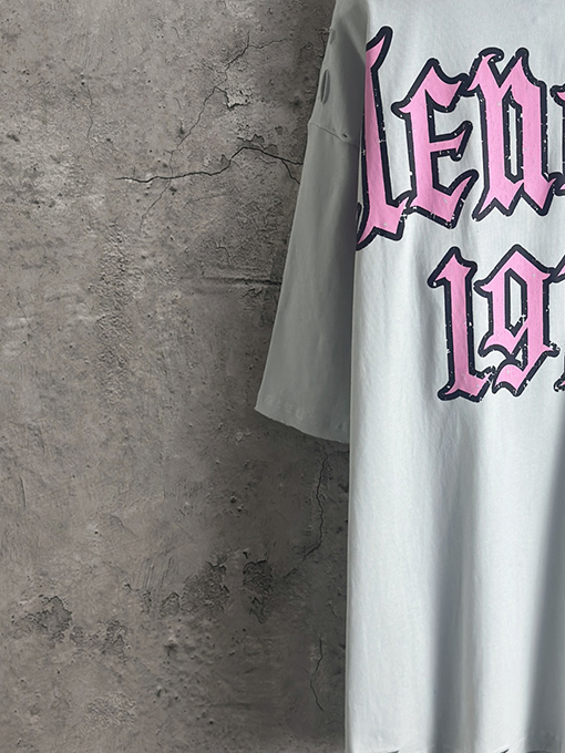 バレンシアガ Balenciaga 背中に1917のデザインが入ったピンクのグラフィティプリントの半袖Tシャツ