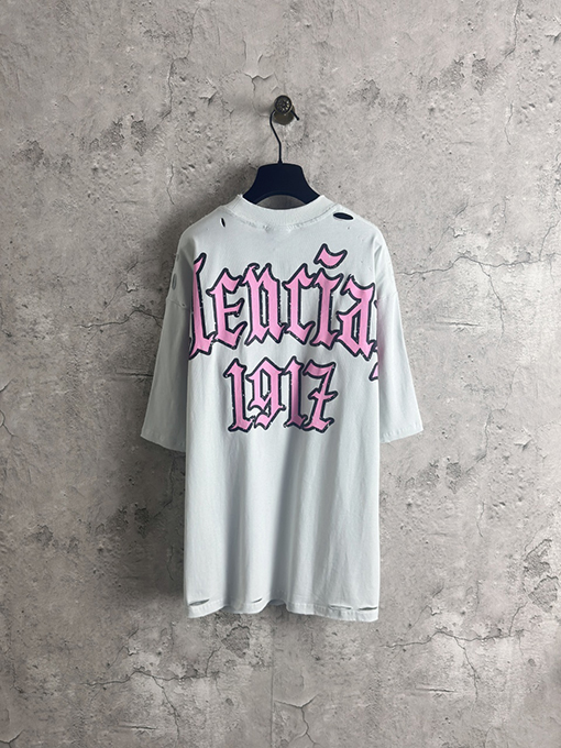 バレンシアガ Balenciaga 背中に1917のデザインが入ったピンクのグラフィティプリントの半袖Tシャツ