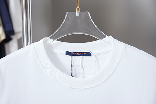 ルイヴィトンスーパーコピー 新作の LV ロゴ刺繍半袖Tシャツ