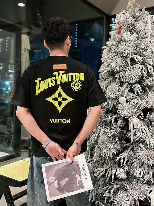 ルイヴィトン 刺繍 LV 柄の半袖Tシャツ