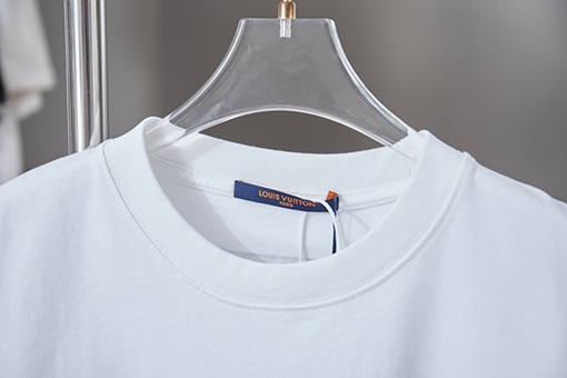 ルイヴィトン 刺繍 LV 柄の半袖Tシャツ