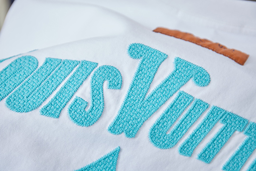 ルイヴィトン 刺繍 LV 柄の半袖Tシャツ