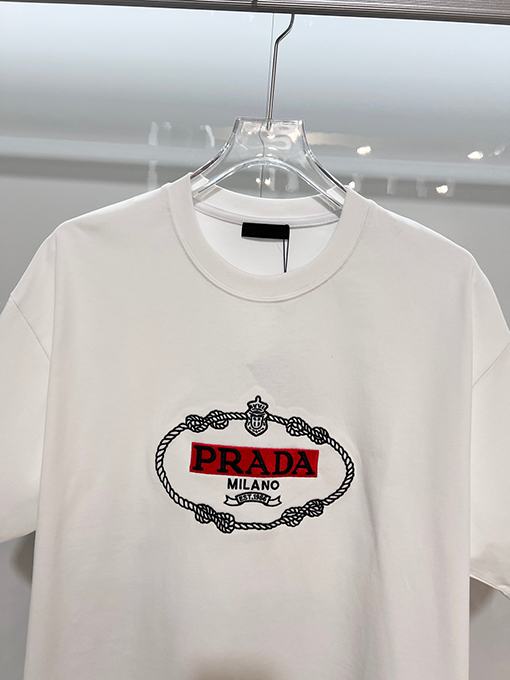 プラダ 胸に麻縄の刺繍がされた、クラシックな1986のスローガン文字ロゴ半袖Tシャツ
