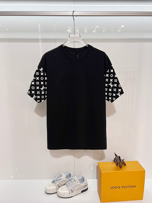 ルイヴィトンコピー 胸に刺繍の文字の袖にモノグラムのロゴ半袖Tシャツ
