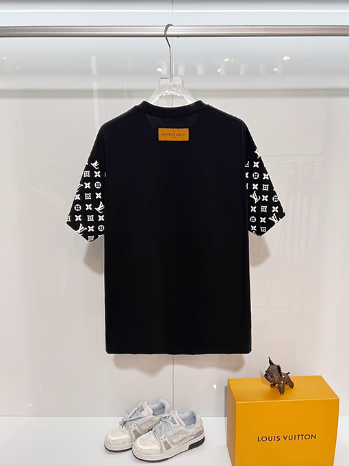 ルイヴィトンコピー 胸に刺繍の文字の袖にモノグラムのロゴ半袖Tシャツ