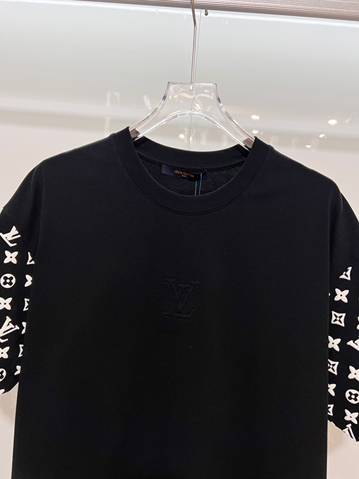 ルイヴィトンコピー 胸に刺繍の文字の袖にモノグラムのロゴ半袖Tシャツ