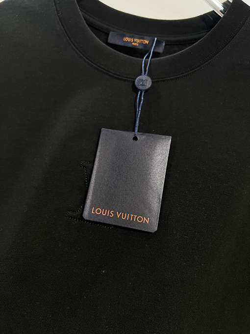 ルイヴィトンコピー 胸に刺繍の文字の袖にモノグラムのロゴ半袖Tシャツ
