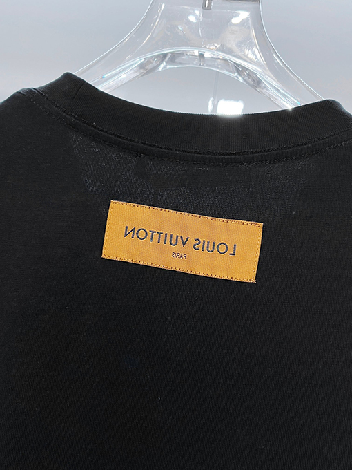 ルイヴィトンコピー 胸に刺繍の文字の袖にモノグラムのロゴ半袖Tシャツ
