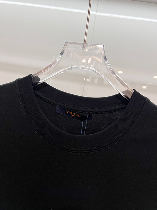 ルイヴィトンコピー 胸に刺繍の文字の袖にモノグラムのロゴ半袖Tシャツ