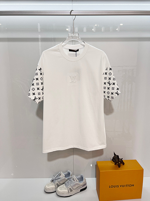 ルイヴィトンコピー 胸に刺繍の文字の袖にモノグラムのロゴ半袖Tシャツ