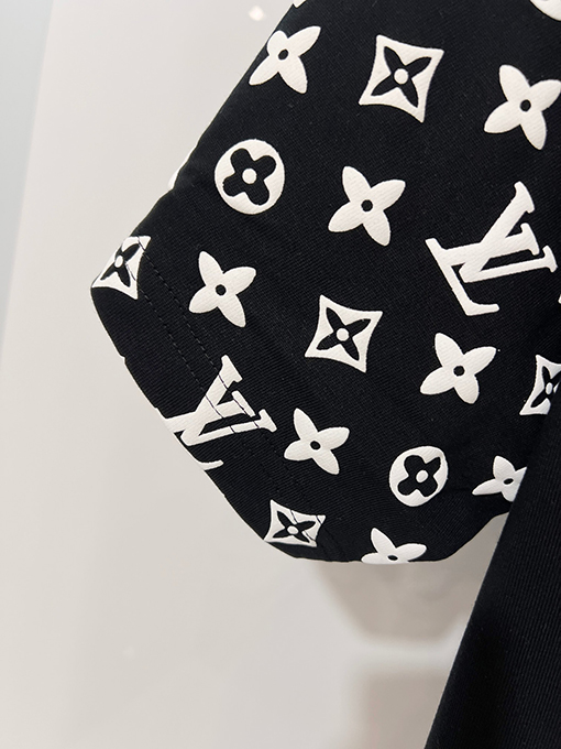 ルイヴィトンコピー 胸に刺繍の文字の袖にモノグラムのロゴ半袖Tシャツ