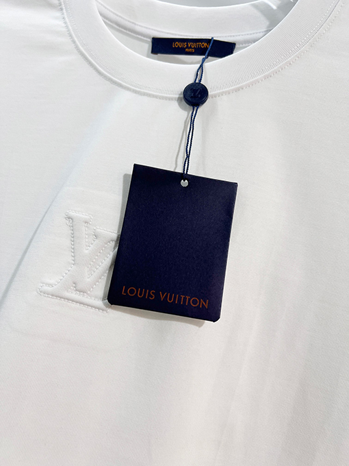 ルイヴィトンコピー 胸に刺繍の文字の袖にモノグラムのロゴ半袖Tシャツ