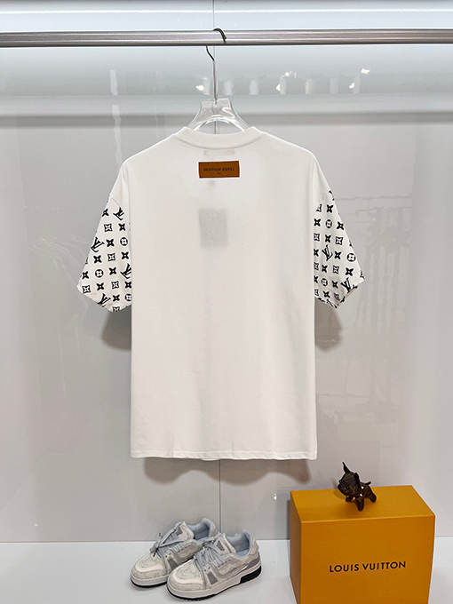 ルイヴィトンコピー 胸に刺繍の文字の袖にモノグラムのロゴ半袖Tシャツ