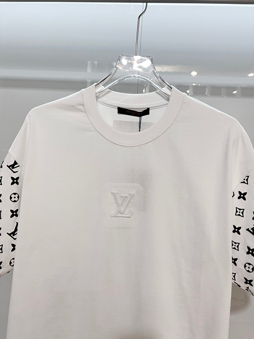 ルイヴィトンコピー 胸に刺繍の文字の袖にモノグラムのロゴ半袖Tシャツ