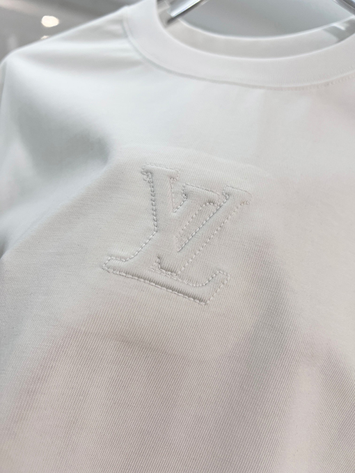 ルイヴィトンコピー 胸に刺繍の文字の袖にモノグラムのロゴ半袖Tシャツ