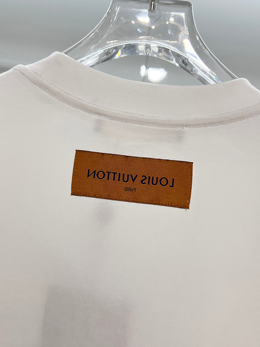 ルイヴィトンコピー 胸に刺繍の文字の袖にモノグラムのロゴ半袖Tシャツ