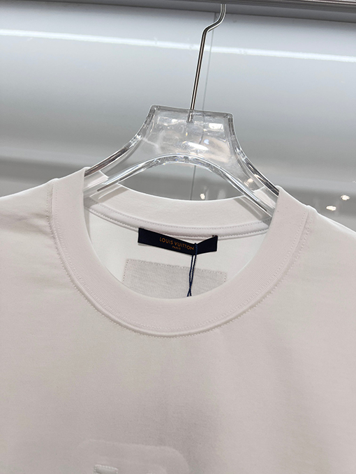 ルイヴィトンコピー 胸に刺繍の文字の袖にモノグラムのロゴ半袖Tシャツ