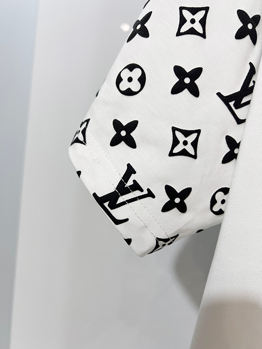 ルイヴィトンコピー 胸に刺繍の文字の袖にモノグラムのロゴ半袖Tシャツ