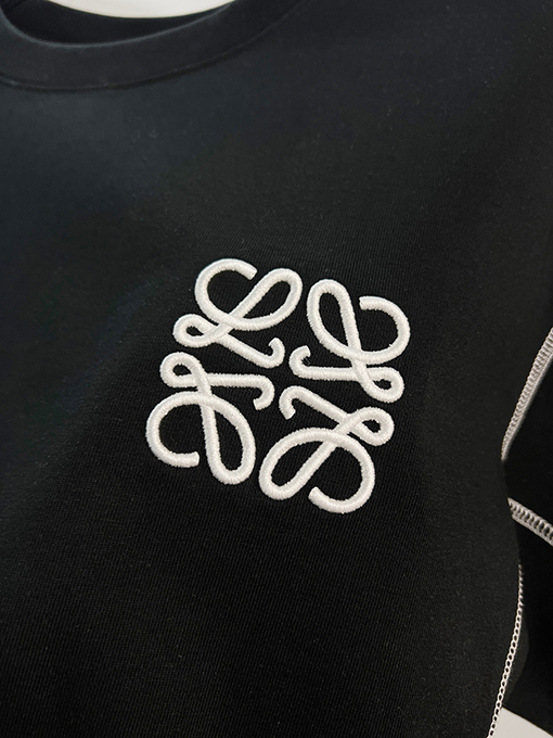 ロエベ 胸元に刺繍ロゴが入ったパッチワークストライプの半袖Tシャツ