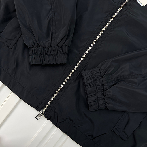 モンクレール スタイリッシュなドローストリングフードジャケット