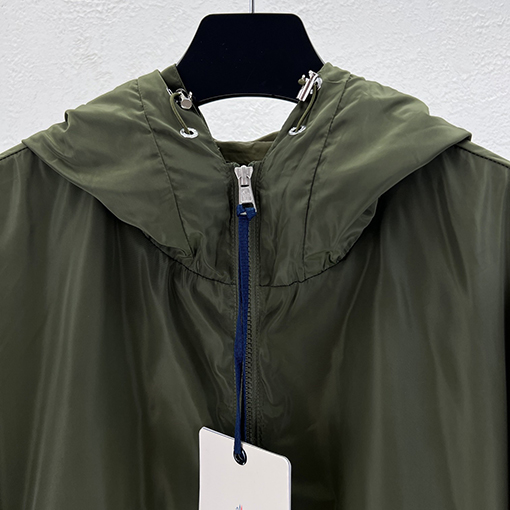 モンクレール 隠しカラーブロックフード付きジャケット