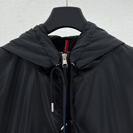 モンクレールコピー レタープリントのフード付きサンプロテクションジャケット