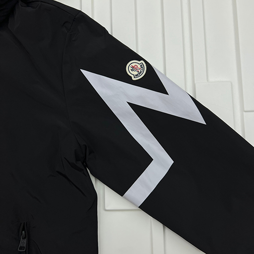 モンクレール 新しいプリントフード付きジャケット