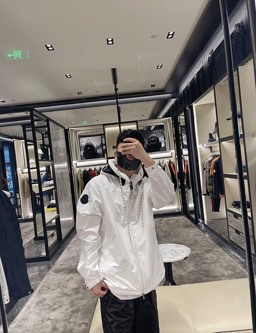 モンクレール 大きなロゴが入ったフード付きジャケット