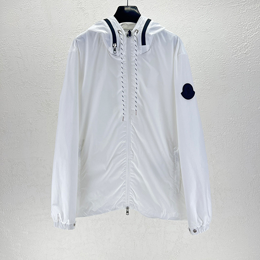 モンクレール 大きなロゴが入ったフード付きジャケット