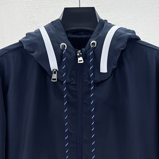 モンクレール 大きなロゴが入ったフード付きジャケット