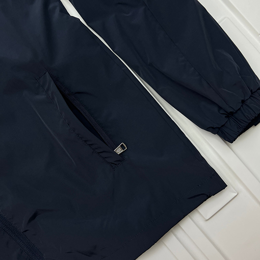 モンクレール 大きなロゴが入ったフード付きジャケット