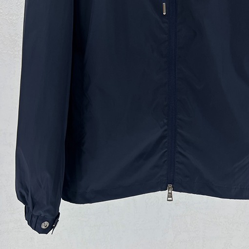 モンクレール 大きなロゴが入ったフード付きジャケット