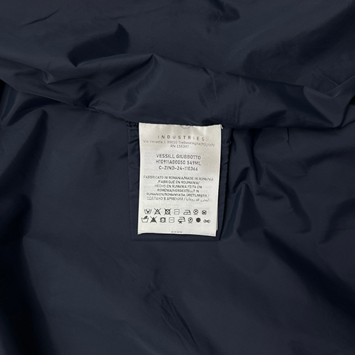 モンクレール 大きなロゴが入ったフード付きジャケット