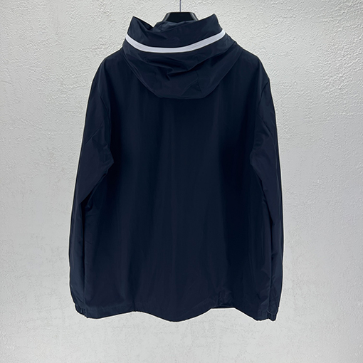 モンクレール 大きなロゴが入ったフード付きジャケット