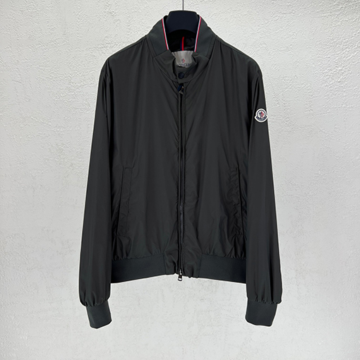 モンクレール 新しい軽量ジャケット