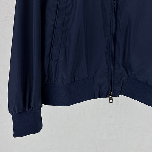 モンクレール 新しい軽量ジャケット