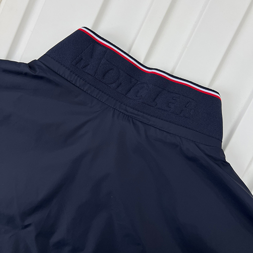 モンクレール 新しい軽量ジャケット