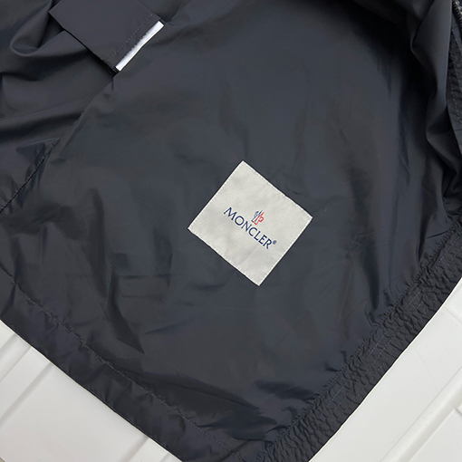 モンクレールブランドコピー スタイリッシュなフード付き日焼け止め服