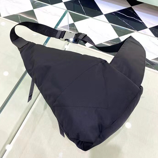 プラダ 人気の新作バックパック